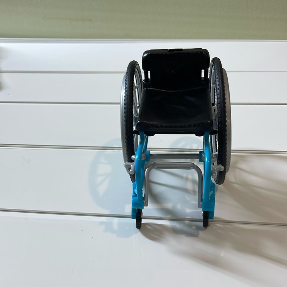 Barbie Doll Blue Wheelchair Mattel GGL22 Barbie Fashionistas